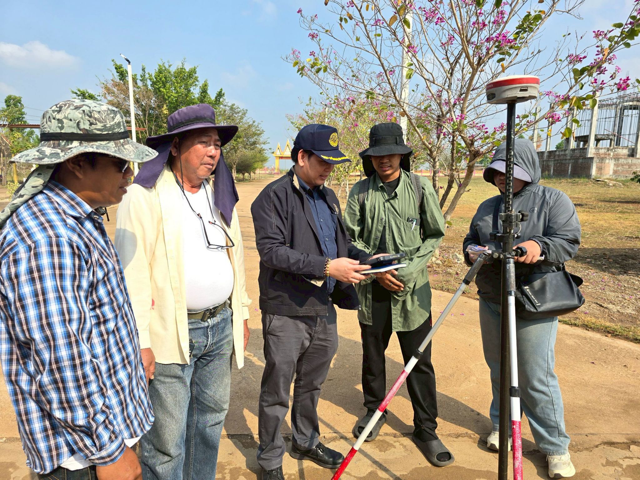 title - วันพุธที่ 21 มกราคม 2569 เวลา 10.00 น. นายวิทูล ประดิษฐบุญ ปฏิรูปที่ดินจังหวัดปราจีนบุรี  และเจ้าหน้าที่ ส.ป.ก. ปราจีนบุรี ลงพื้นที่ตรวจสอบพื้นที่ขอใช้ที่ดินในเขตปฏิรูปที่ดิน  ณ อำเภอนาดี และอำเภอกบินทร์บุรี จังหวัดปราจีนบุรี